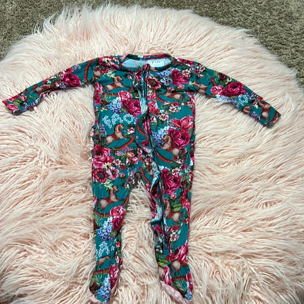 FAO Schwarz Posh Peanut footie